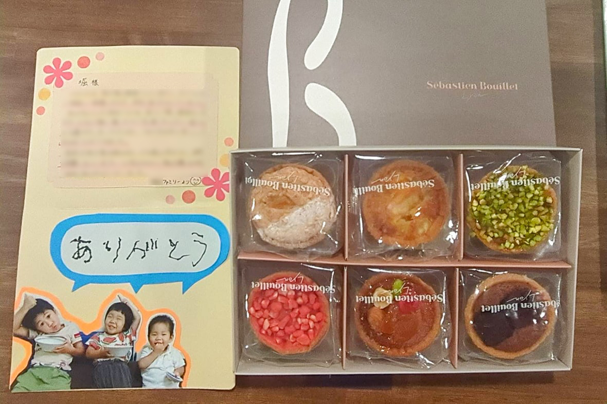 お引渡し式でのメッセージカードとお菓子